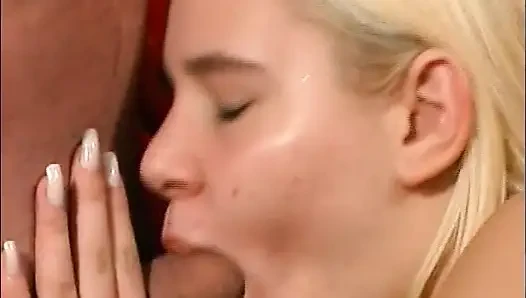 Almanya'dan sarışın hatun sert yarağa binmek zorunda