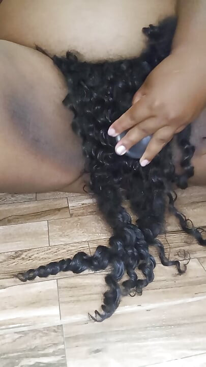 Βάζοντας έναν τεράστιο πούτσο στο μουνί της, τριχωτό.