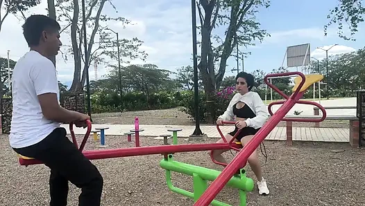 Aku menemukan seorang pria di taman dan aku minta dia untuk bermain denganku sebagai mantan pacar untuk membawanya pulang dan memberinya seks terbaik