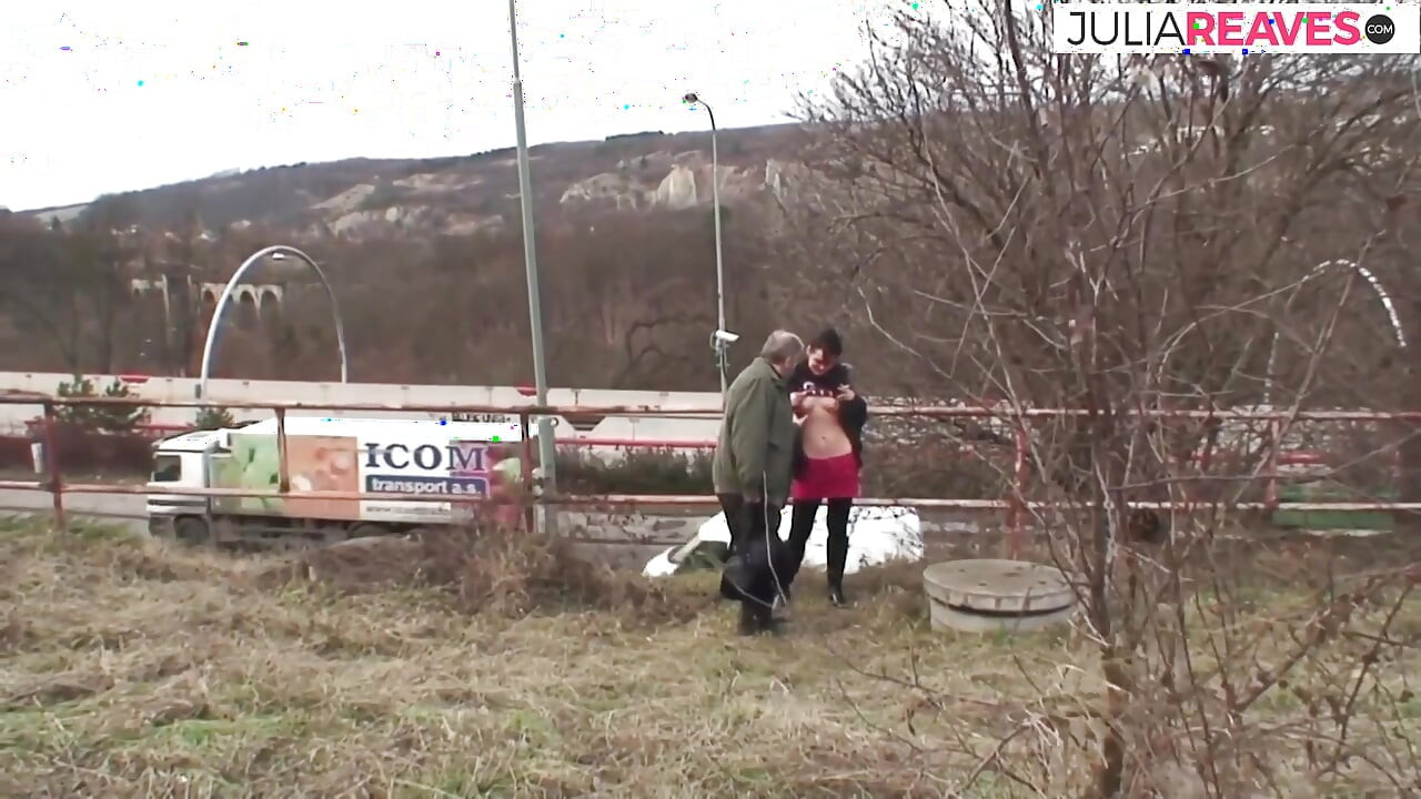 Horny babe gets a hard fuck near the footpath