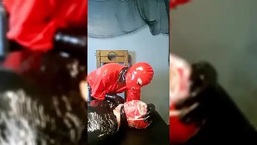 Extremes Atemspiel Auf Mumifizierter Sklavin in Latex
