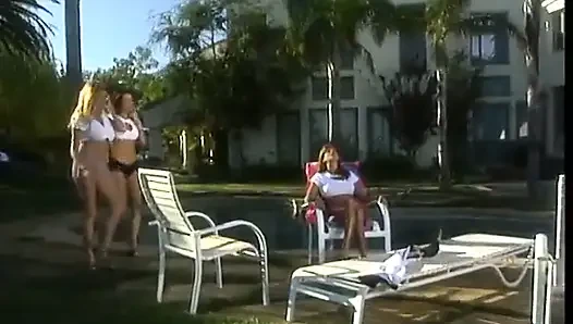 Трах двух грудастых женщин на улице