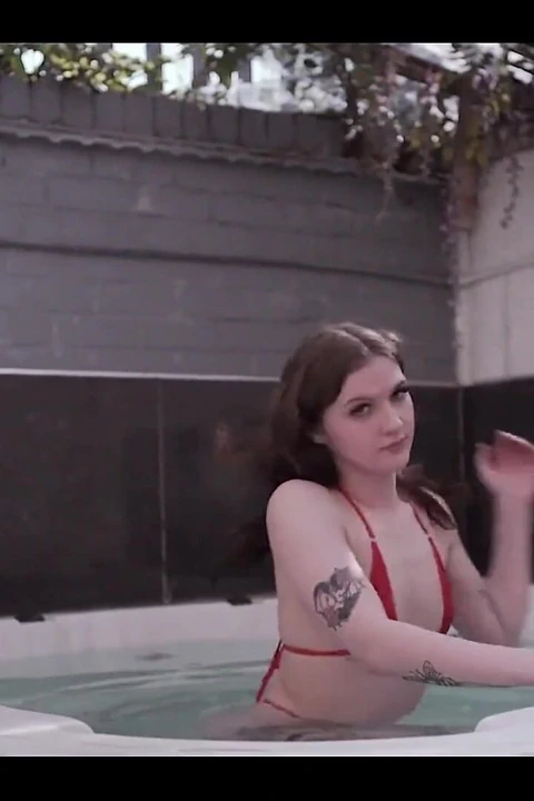 和一个饥渴的小兔子在热水浴缸里放松