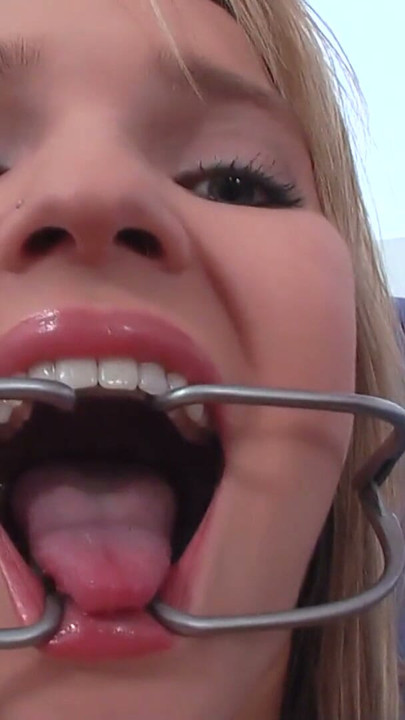 Carina hat beim Casting das erste Mail ein Dildo in der Fotze | Clip 3
