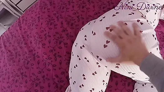 Моя сводная сестра позволяет мне эякулировать на ее большую тугую киску.