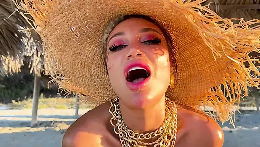 Monika Fox在海滩上自慰并潮吹和脱垂