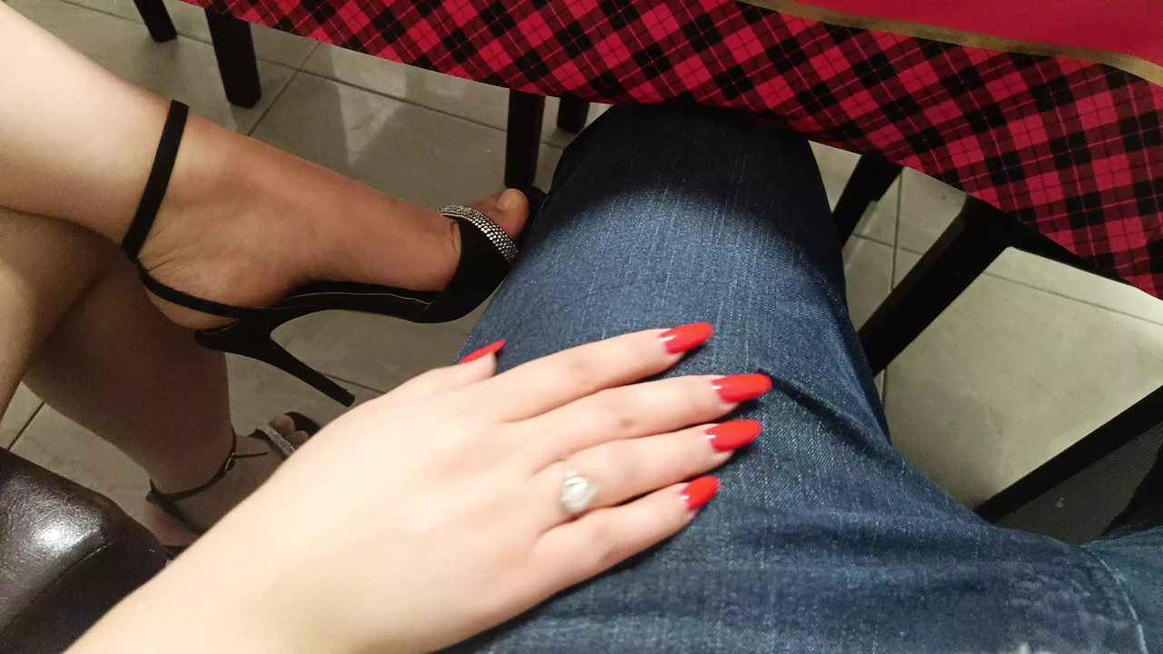 在餐厅里互相抚摸