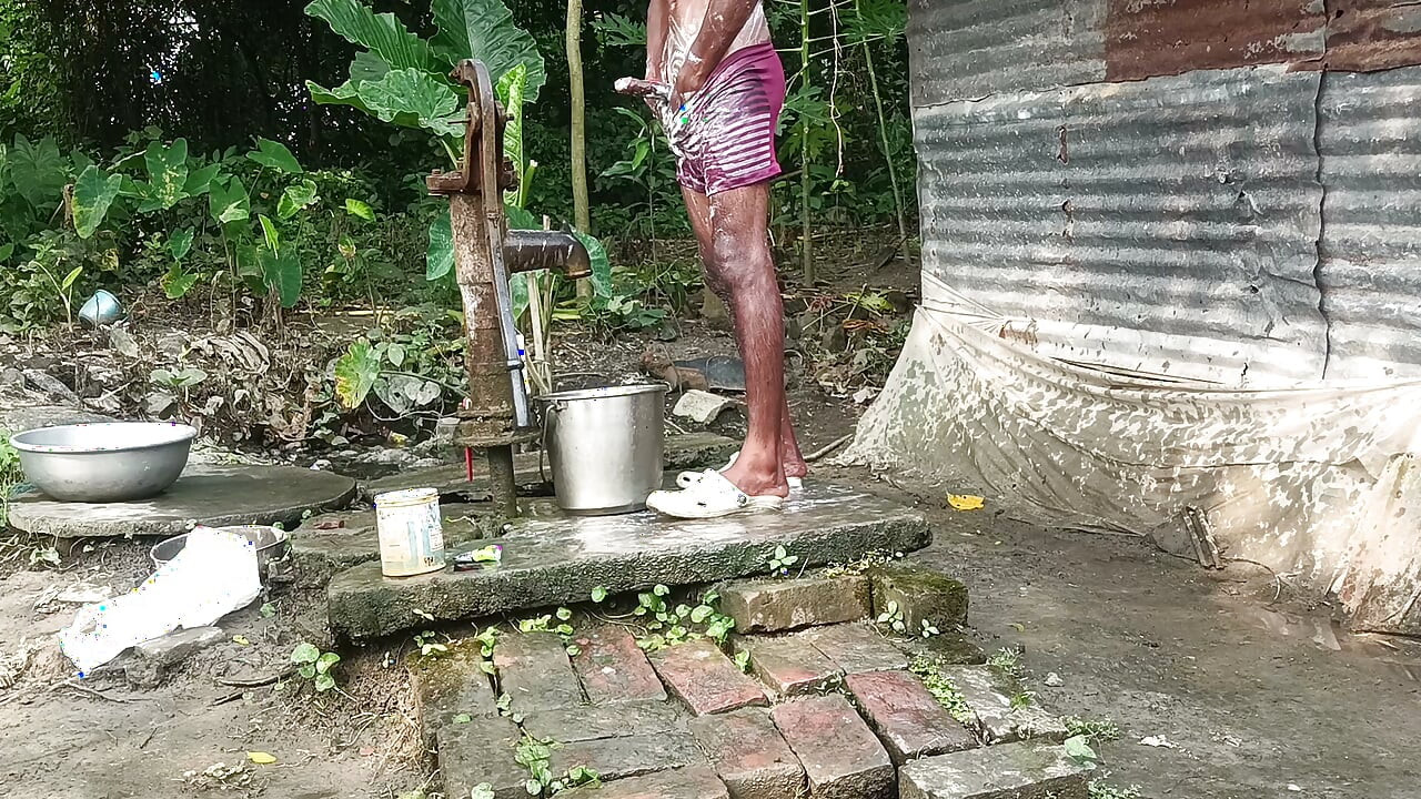 Siyah olgun adam desi tarzında banyo yapıyor. Büyük yarağı gösteriyor.