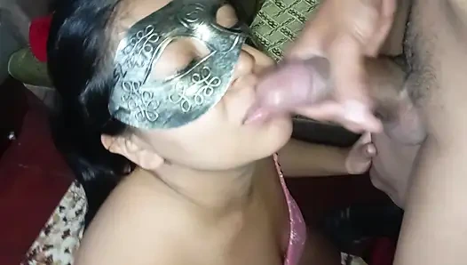 Selbstgemachtes Spermashot direkt in den Mund, Brünette bekommt Sperma