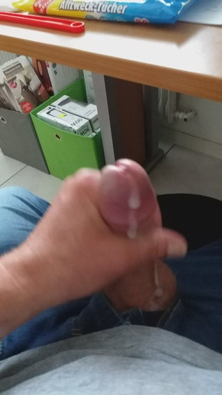 quickly wanking my cock with cum