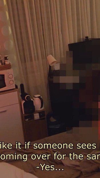 ストレートで健康なラテン系男性が初めてアナルに挑戦し、警備員が熱いスリーサムに同意する | クリップ 1