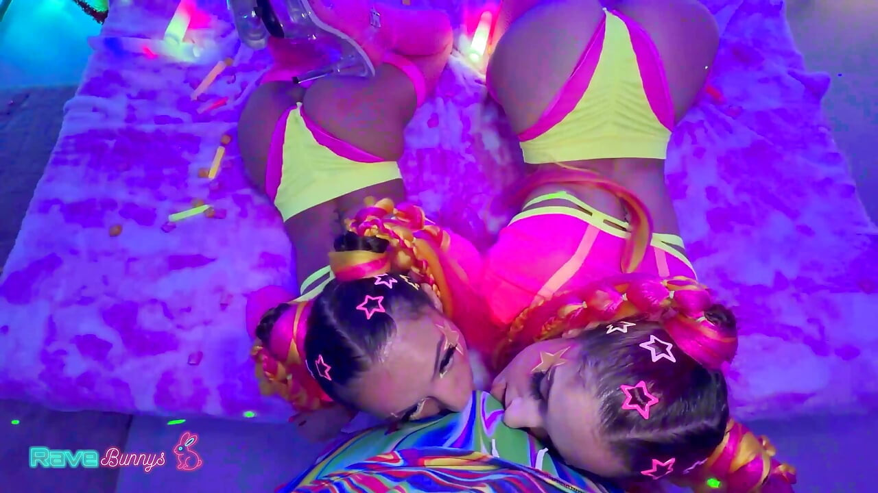 Sasha Tatcha i Madison Steele Shine w farbie do ciała dla Neon Threeway