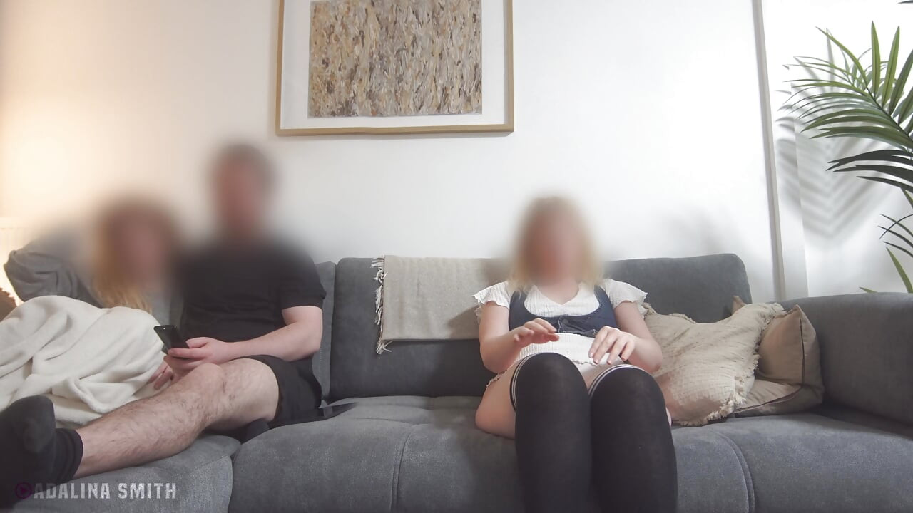 Nevlastní rodiče sledují televizi, zatímco si hraji se svou kundičkou