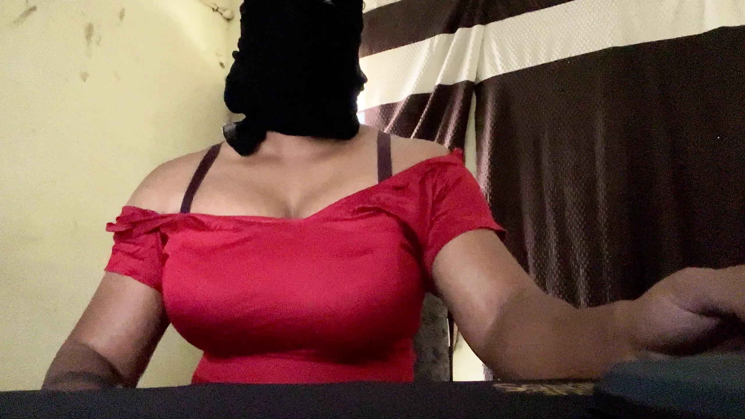 Un travesti à gros nichons taquine en costume rouge salwar