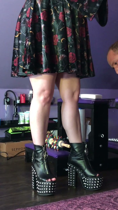 Domme Scarlett Rayne Waxes Jake Grand's Legs