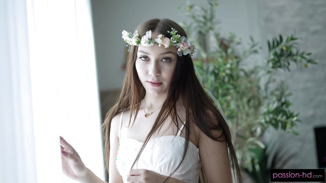 Mia River Prosí o velký penis, aby si masírovala její těsnou kundičku