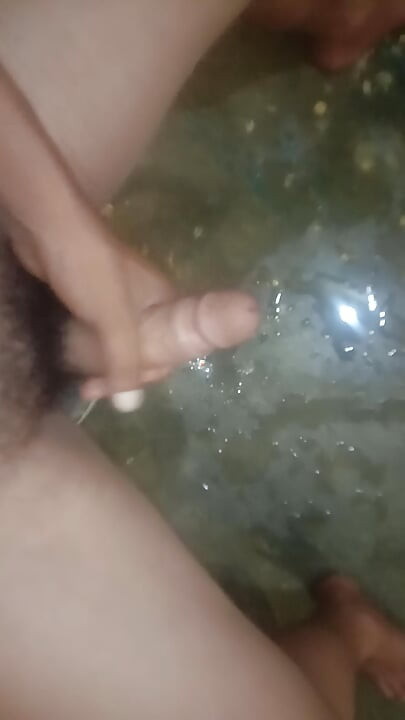 Desi londa sake-schwanz im badezimmer