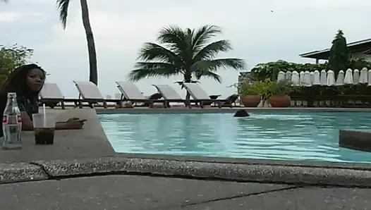 2 cewek semok latina lagi asik fetish lateks di kolam renang dan di pantai