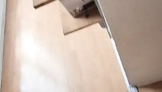 Dört ayak üstünde yürüyorum, bir sürtük gibi itaatkar, ağzım onun büyük yarağıyla dolu