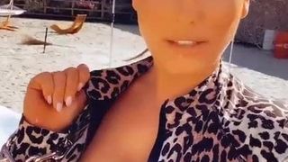 Kelly brook - büyük memeli pricktease