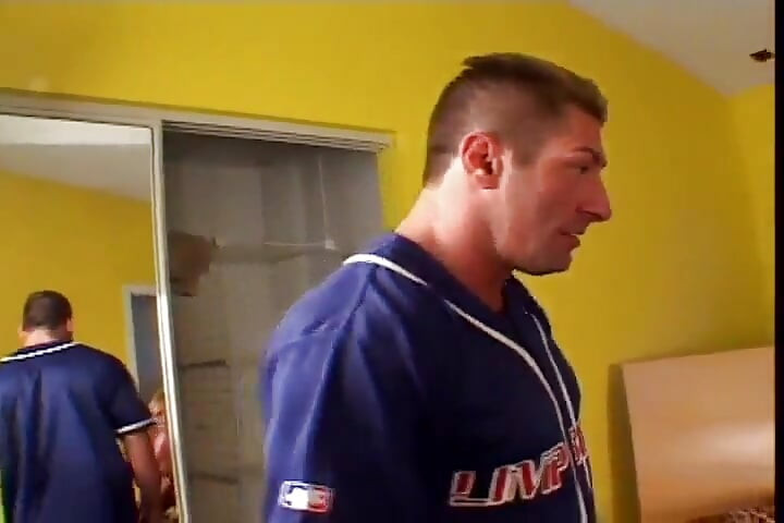 Deslumbrante loira tem dois paus para agradar