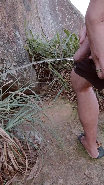 Persiguiendo en la playa mi esposa caliente se masturba y hace pis frente al mar!