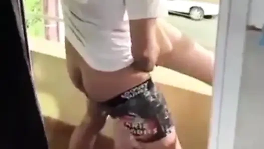 Dünnes teen auf dem balkon gefickt