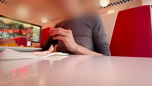 Tamamen dolgun üst giyen bir restoranda öğle yemeği yiyorum pirsingli meme uçlarımı ve seksi göğüslerimi teşhir ediyor
