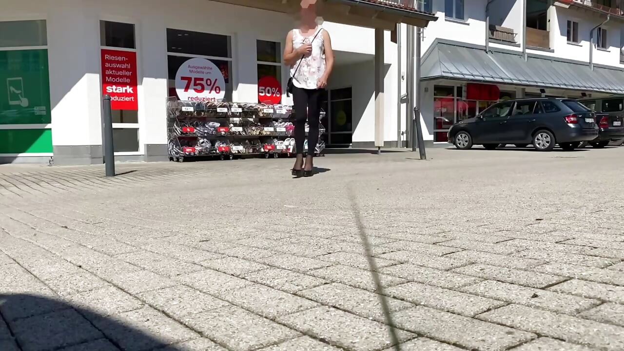 Con polainas transparentes mientras compras