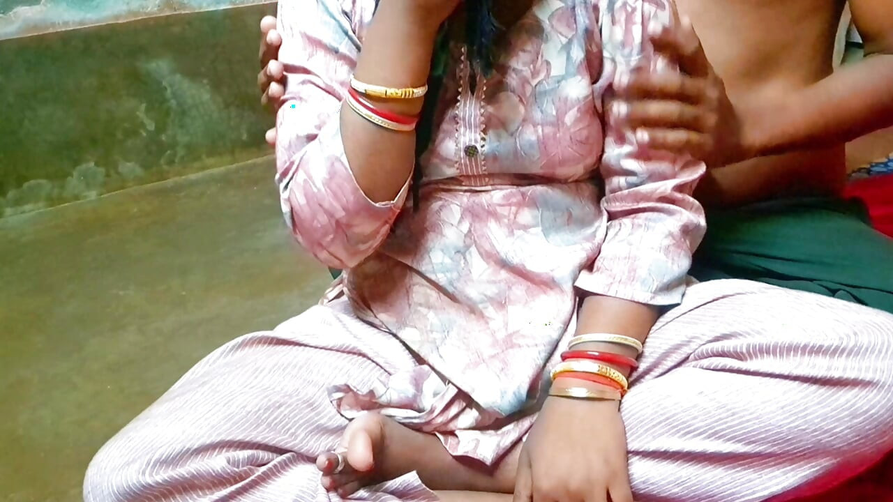 Bhabhi desi kampung India menunjukkan buah dada dengan kekasih