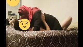 Una milf musulmana insoddisfatta fa sesso con un ragazzo bianco