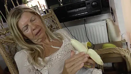 Oma bekommt es selbst mit einer banane und wird dann geleckt
