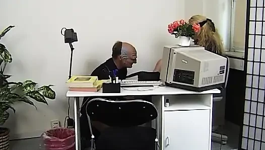 Blonde schlampe mit verbundenen augen von gruseligem maskiertem hengst gefickt