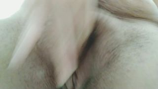 Cette chatte adore se masturber après un creampie