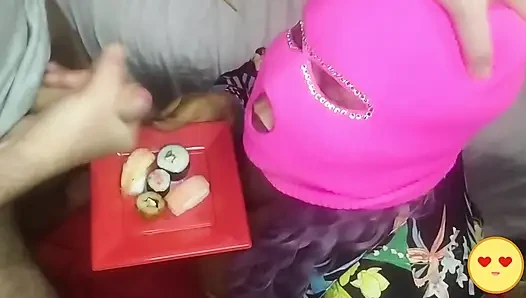 Azgın evli orta yaşlı seksi kadın iki yarağımızı emdi ve yiyeceğine boşalmamızı istedi 1