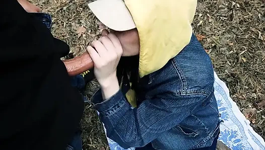 Üniversiteden hemen sonra açık havada sikişiyoruz. Eve gitmek ve ormanda seks yapmak için sabırsızlanıyordu