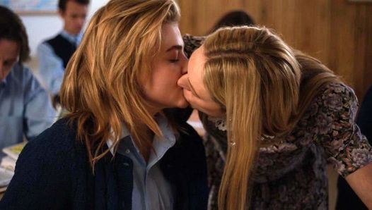 Chloe Grace Moretz küsst Marin Irland auf scandalplanet.com