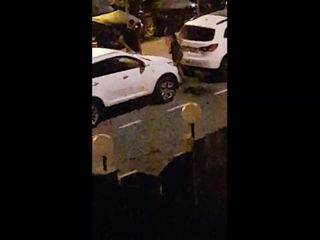 Kobieta rozbiera się i sika na ulicy o 4 nad ranem