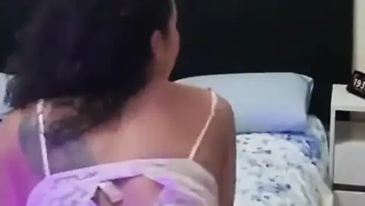 Heiße latina wird nass und masturbiert auf dem bett ihrer freundin