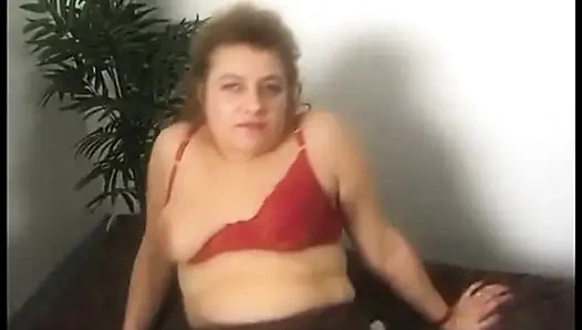 Olgun bayan dans etmeyi ve kıyafetlerini çıkarmayı seviyor