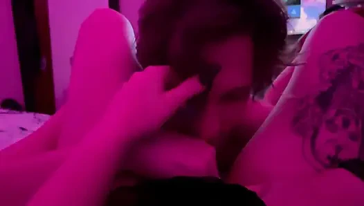 Интимный момент настоящей пары под красным светом