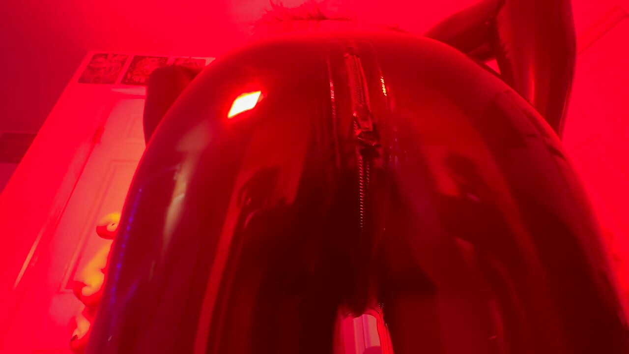 POV latex roșu slow motion