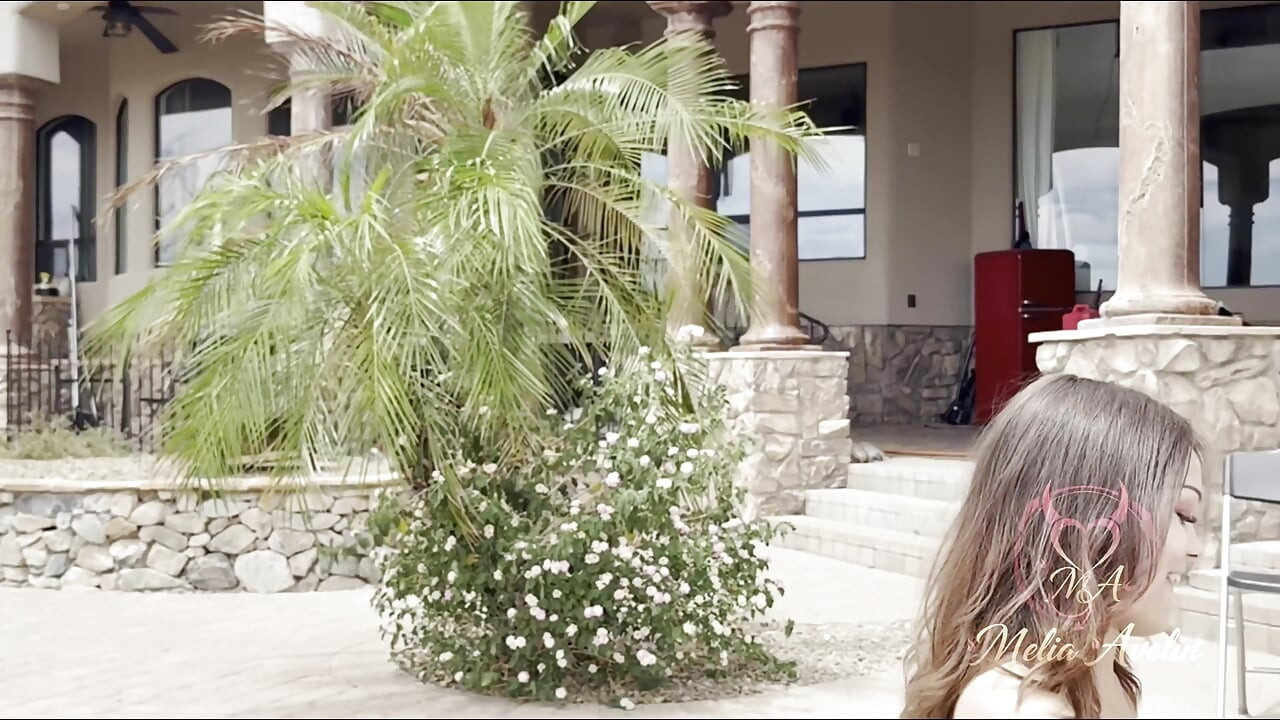 Mientras disfruta de una salsa desnuda con ivyrose
