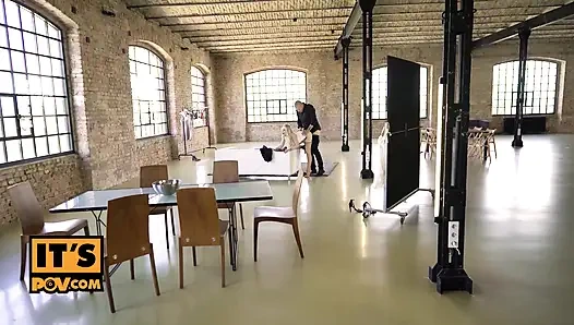 Angie Lynx жаждет анального жаркого в два смычка на дому, показ - itsPOV