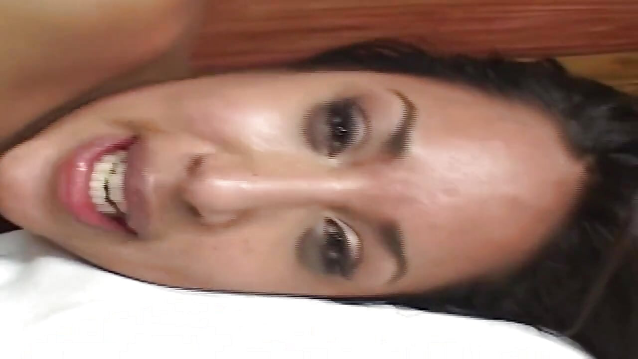 अनुभवी लैटिना को गांड में धड़कते हुए लंड द्वारा चौड़ा किया गया