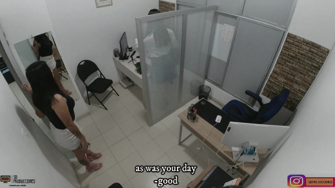 为了减轻压力，我给了我的同事在她的大阴户上几个很好的吻 - 西班牙语色情