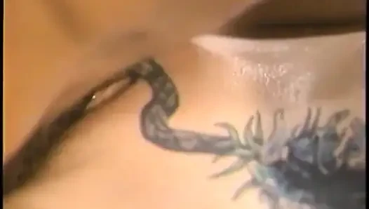 Cewek seksi dan pejantan sange ngentot memek cewek imut saat dia berbaring di meja biliar