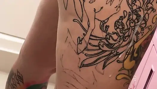 Ich ficke meine Kundin vor und nach dem Tätowieren