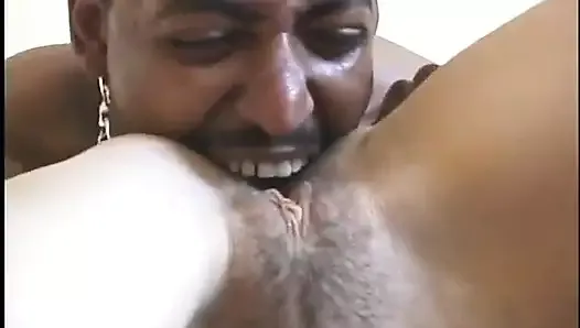Hombre negro chupa el culo de una nena cachonda y luego la perfora en el dormitorio