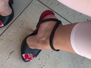 Писсинг на сексуальные ступни в сандалиях на высоких каблуках